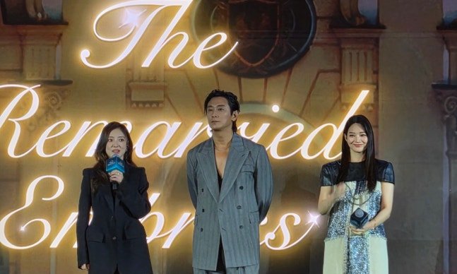 서양 로판 '재혼황후': 주지훈, 신민아, 이세영이 전하는 새로운 경험과 로맨스 판타지의 세계