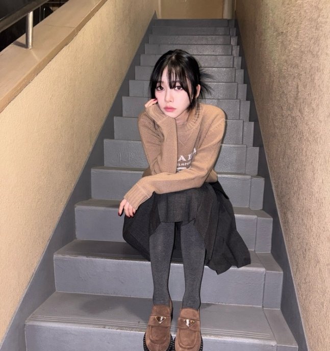 카리나, 명품 입고 거리에서 활보하다 - 파리에서 빛난 인형 같은 미모