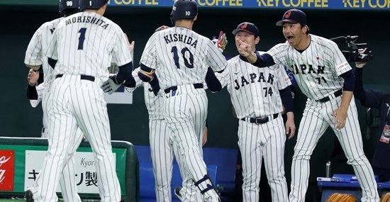 "한국 야구대표팀, 일본에 4대11 완패 - 10전 전패의 원인과 향후 전망"