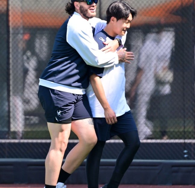 폰세의 따뜻한 응원 속에서 빛난 정우주, 일본 대표팀 상대로 선발투수의 자격을 입증하다